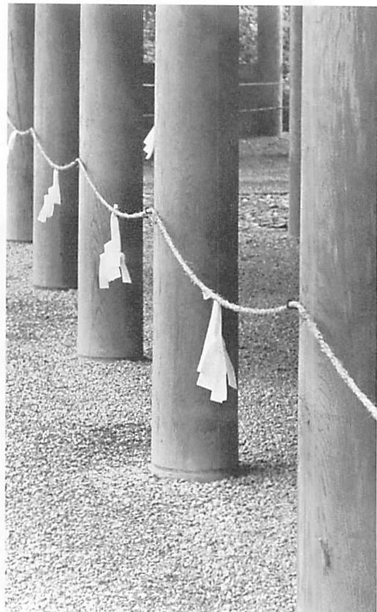 Columns, ropes, and flags in the Ise shrine
