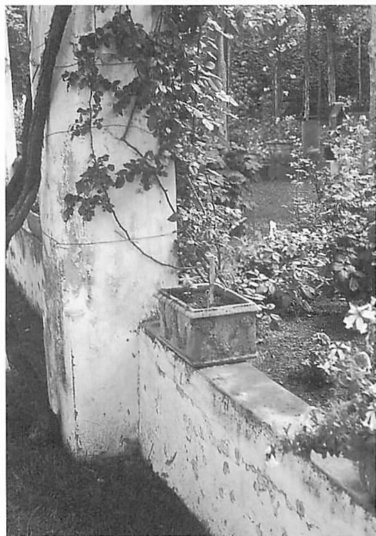 The flower box helps the low wall; the low wall helps the column and the bay.