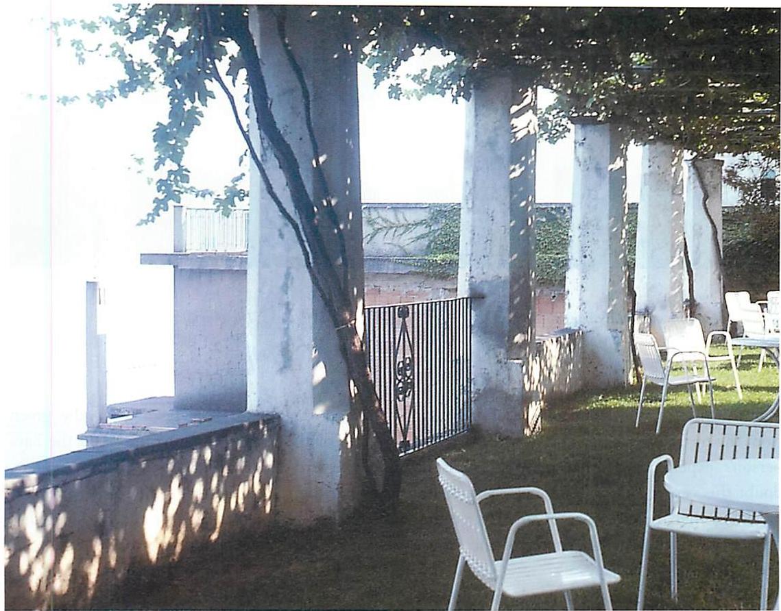 The view through the columns helps the terrace as a whole.