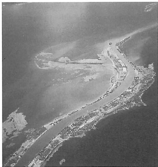 Mud boundaries formed by silt deposits where the stream flow of the Río Tapajós enters the water of the Amazon