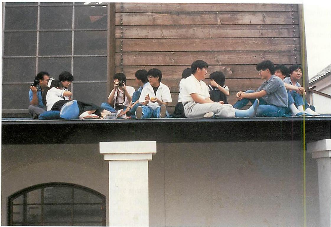 Students enjoying the passing scene, Eishin campus, Tokyo, 1988